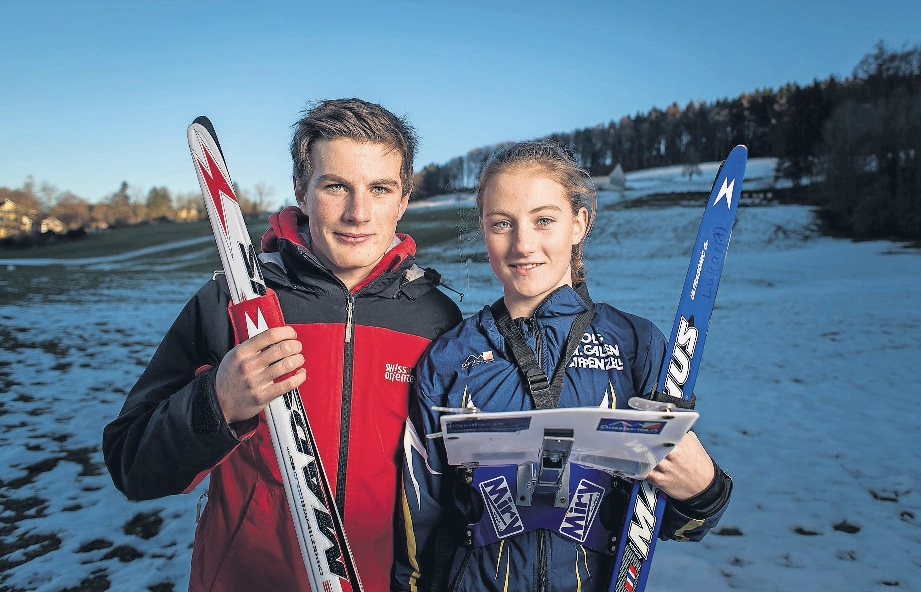 Die Geschwister Lukas und Eliane Deininger suchen sich auf den Langlaufski oder zu Fuss den schnellsten Weg durch das Gelände. (Bild: Michel Canonica) Die Geschwister Lukas und Eliane Deininger suchen sich auf den Langlaufski oder zu Fuss den schnellsten Weg durch das Gelände. (Bild: Michel Canonica)